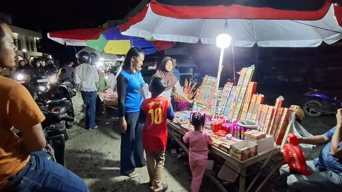 Dibeli Warga yang Bukber di Rantau Baru Tapin, Pedagang Kembang Api Raup hingga Rp 2 Juta per Hari