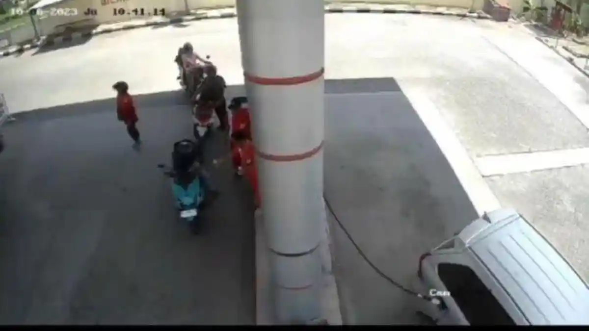 VIRAL Video Mesin Pengisi BBM Ambruk Usai Selang SPBU Ditarik Mobil, Petugas Lupa Ambil Selang