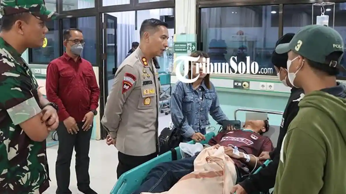 Bentrok Sesama Suporter Persis Solo di Depan UNSA, 4 Masuk Rumah Sakit, Ada yang Kena Tusuk di Perut