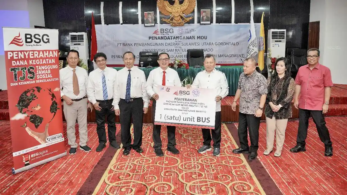 Kerja Sama Pengelolaan Keuangan, BSG Serahkan CSR 1 Unit Bus ke Unsrat Manado
