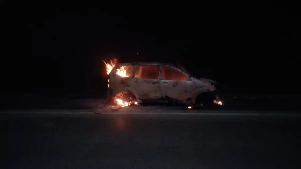 Sebuah Mobil Hangus Terbakar di Ruas Tol Cipali, 7 Penumpang Berhasil Selamat