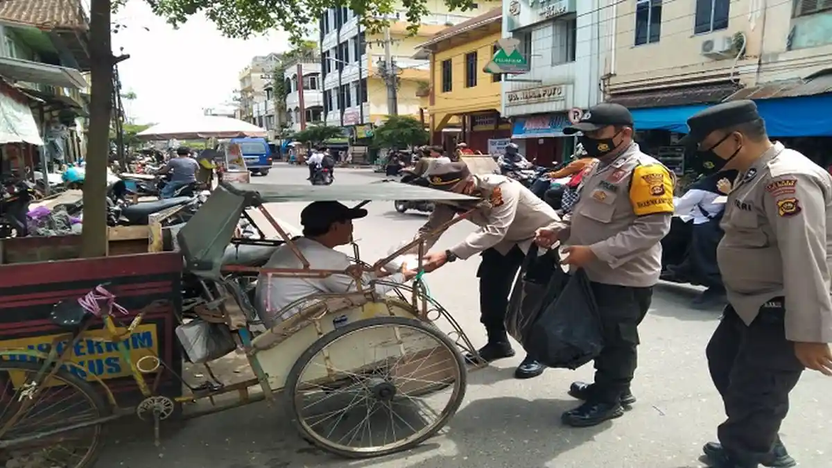 Sembari Bagi Nasi Kotak Binmas Polres OKU Selatan Sosialisasi Prokes