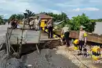 Ditlantas-Polda-Riau-dan-Satlantas-Polres-Inhu-jembatan-rusak.jpg