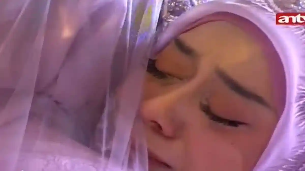 Lesti Cium Kaki Mama, Minta Doa akan Dinikahi Rizky Billar, Ini Ucapan Mama yang Bikin Semua Nangis