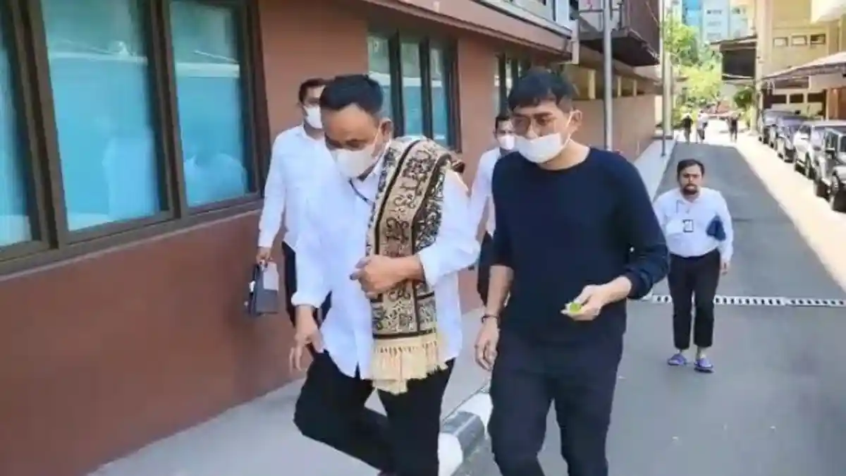 Disebut Lari, Fakar Suhartami Pratama, Master Trading Guru Indra Kenz Nyerah Langsung Jadi Tersangka