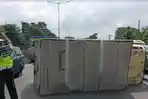 kondisi-truk-boks-muat-sembako-bernopol-l-9748-wa-terguling-tol-gunungsari-waru.jpg