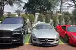 Tumpukan-uang-miliaran-Rupiah-dan-sejumlah-mobil-mewah-y.jpg