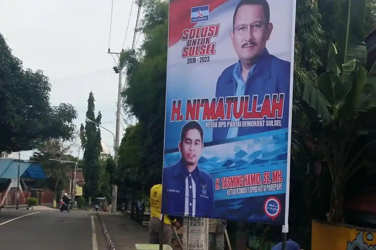 Tasming Hamid Sebar Baliho Ni'matullah Solusi untuk Sulsel di Parepare