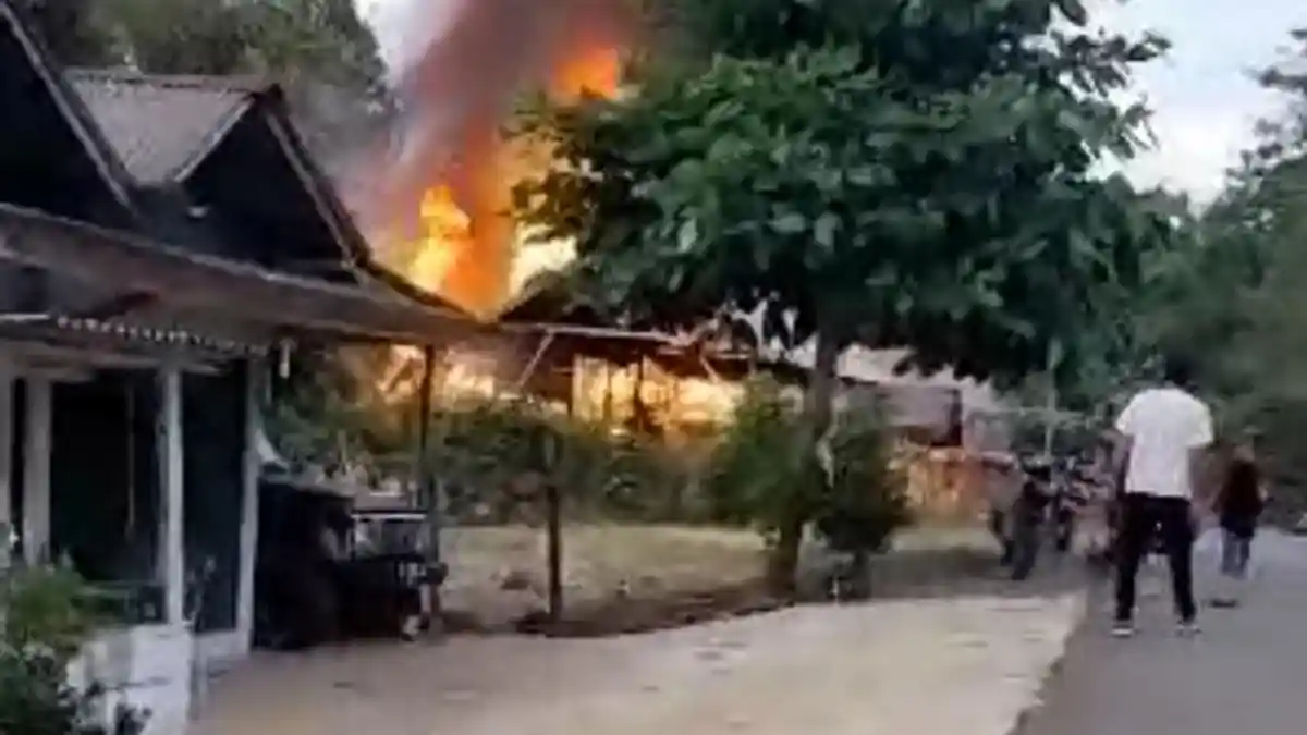 Kebakaran di Desa Bagak Tapin, Dua Rumah Ludes Dilalap Api
