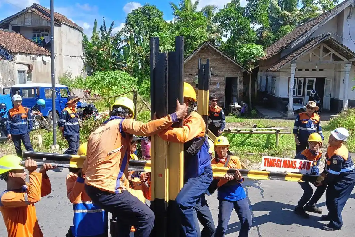 Baru 3 Hari Dipasang, Portal Dimensi Atas KAI Dibongkar, Bupati Jember: Belum Izin Pemda