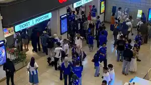 CGV-Paris-Van-Java-berubah-menjadi-lautan-biru-ka.jpg