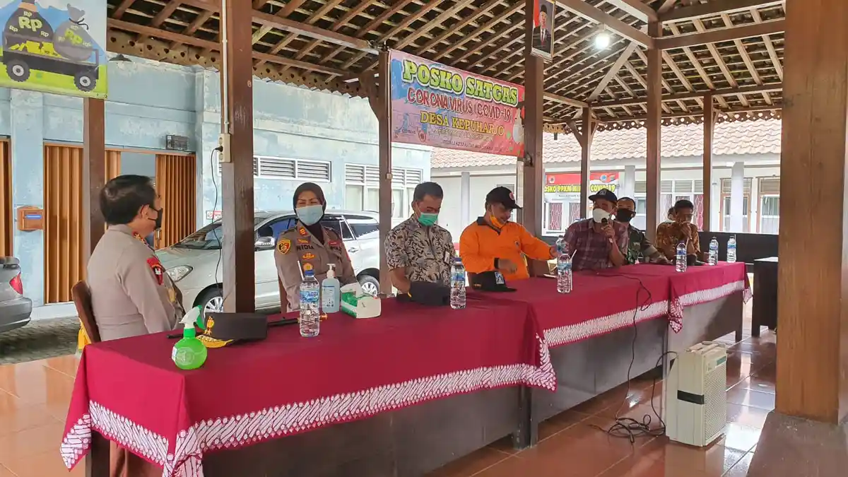 Aktivitas Merapi Naik, Kapolda DIY Cek Posko Pengungsian di Kelurahan Kepuharjo Sleman