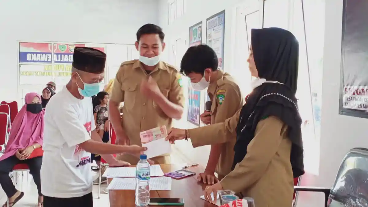 98 Keluarga Penerima Manfaat Terima Bantuan Langsung Tunai di Desa Pucak Maros