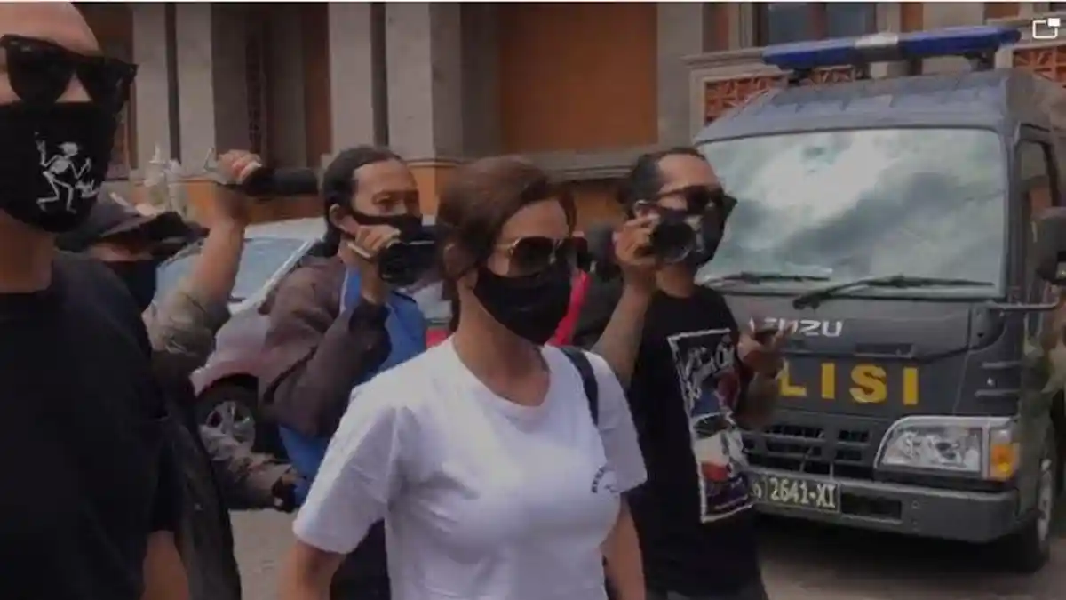 Momen Nora Alexandra Datangi Rutan Polda Bali, Bawa Makanan Kesukaan Jerinx SID: Nasi Hainan