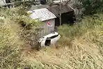Mobil-tanpa-sopir-dan-penumpang-di-Pamulang-Tangsel-tiba-tiba-terjun-ke-dalam-jurang.jpg