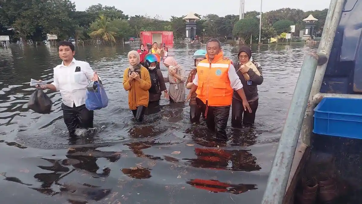 Polisi Beberkan Penyebab Banjir Rob Pelabuhan Tanjung Emas Semarang, Tinggi Air 1,5 Meter