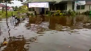 kondisi-banjir-di-depan-kantor-lurah-banjar-serasan-pontianak-timur.jpg