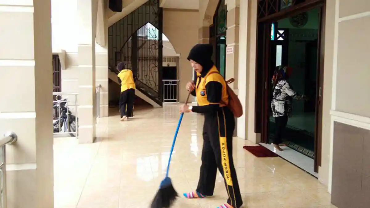 Puluhan Anggota Polsekta Sunggal Bersih-bersih Masjid Syuhada Jalan Balam