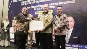 Kadisnakertrans-Muba-Terima-penghargaan.jpg