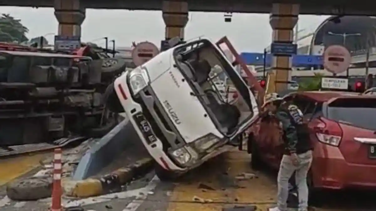 Kecelakan Beruntun di GT Halim Utama Libatkan 7 Kendaraan, Diduga Supir Truk Ugal-ugalan