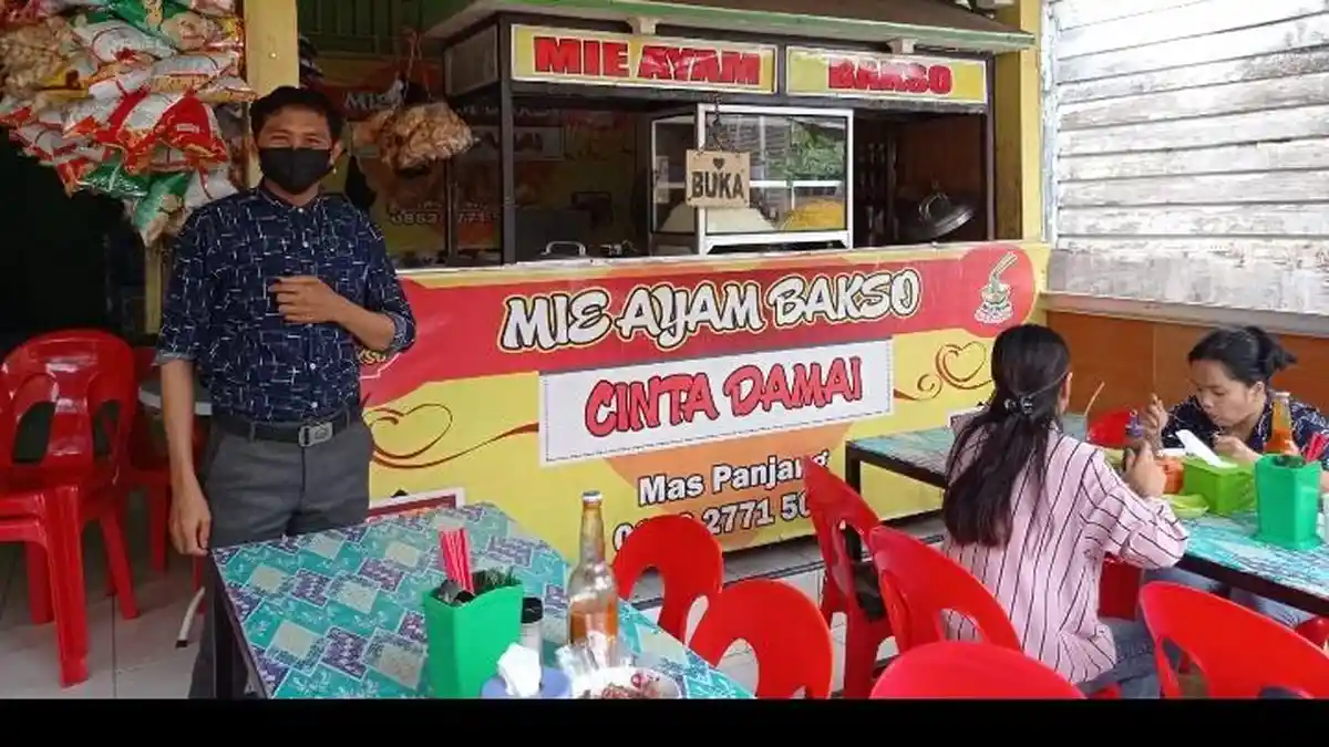 Imbas PPKM Level 4, Pedagang Bakso di Nunukan Terpaksa Jualan Snack Kerupuk