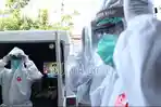 foto-ilustrasi-petugas-medis-mengenakan-apd-lengkap-di-surabaya.jpg