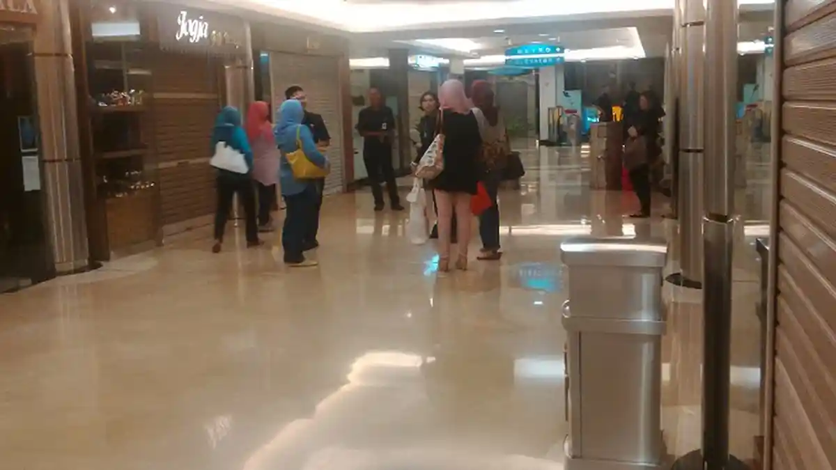 BREAKING NEWS: Kebakaran PIM 1 karena Ledakan Gas di Es Teler 77