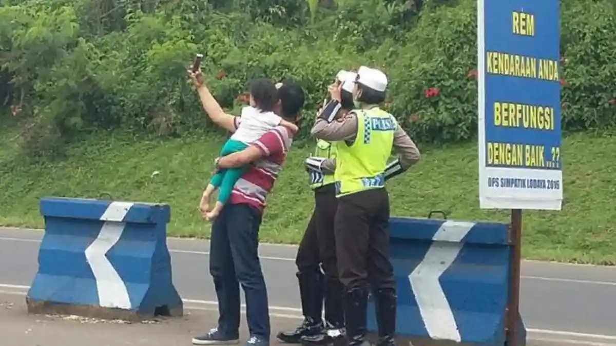 Kapolri: Tolong Polwan Jangan Selfie Sambil Melet-melet Pakai Kacamata
