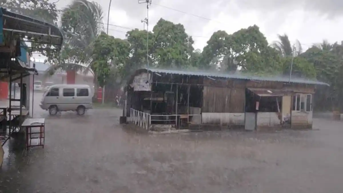 Hujan Deras Guyur Batam Hari Ini, Ruas Jalan R.Suprapto Batuaji Tergenang Air