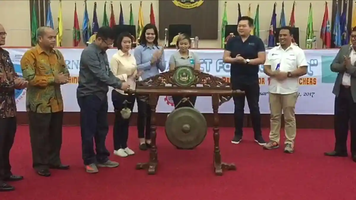 None Berkelakar di Depan Guru dan Peserta Seminar Internasional IGI