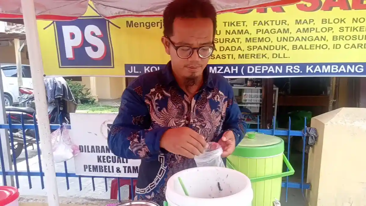 Segernya Es Dawet Hitam Manis Khas Purworejo Milik Mang Itong Berlokasi di Sungai Kambang
