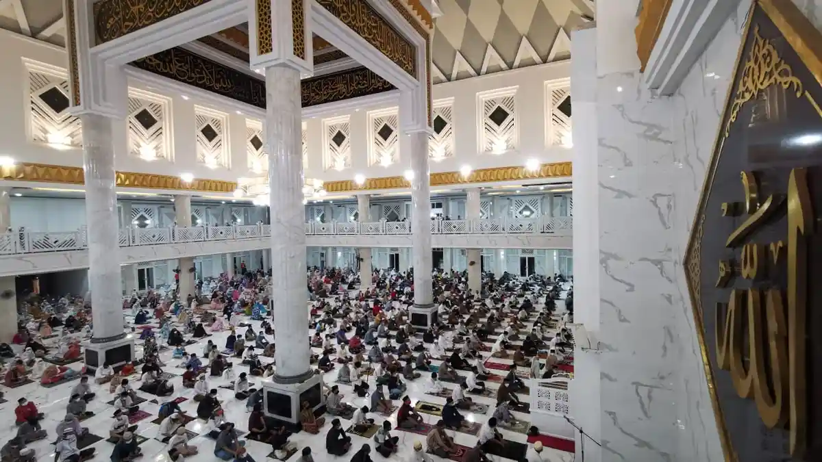FOTO: Tarawih Perdana di Masjid Agung Syech Yusuf Gowa - umat-musr4e4e4e.jpg