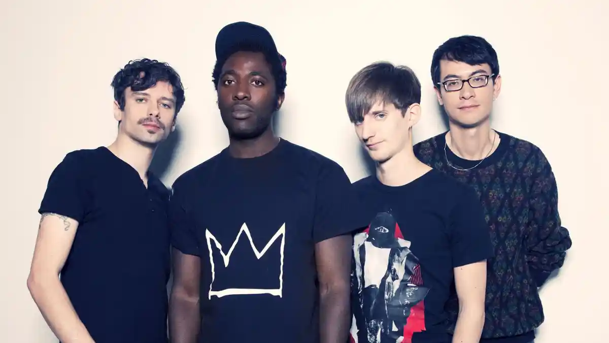 Lirik Lagu Helicopter Bloc Party - Jangan Cuma Nyanyi, Mainkan Juga Gitarnya, Guys!