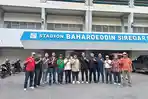 Berfoto-di-Depan-Stadion-Baharoeddin-Siregar-30-Agustus.jpg