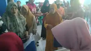 Para-warga-penerima-bantuan-sosial-bencana.jpg