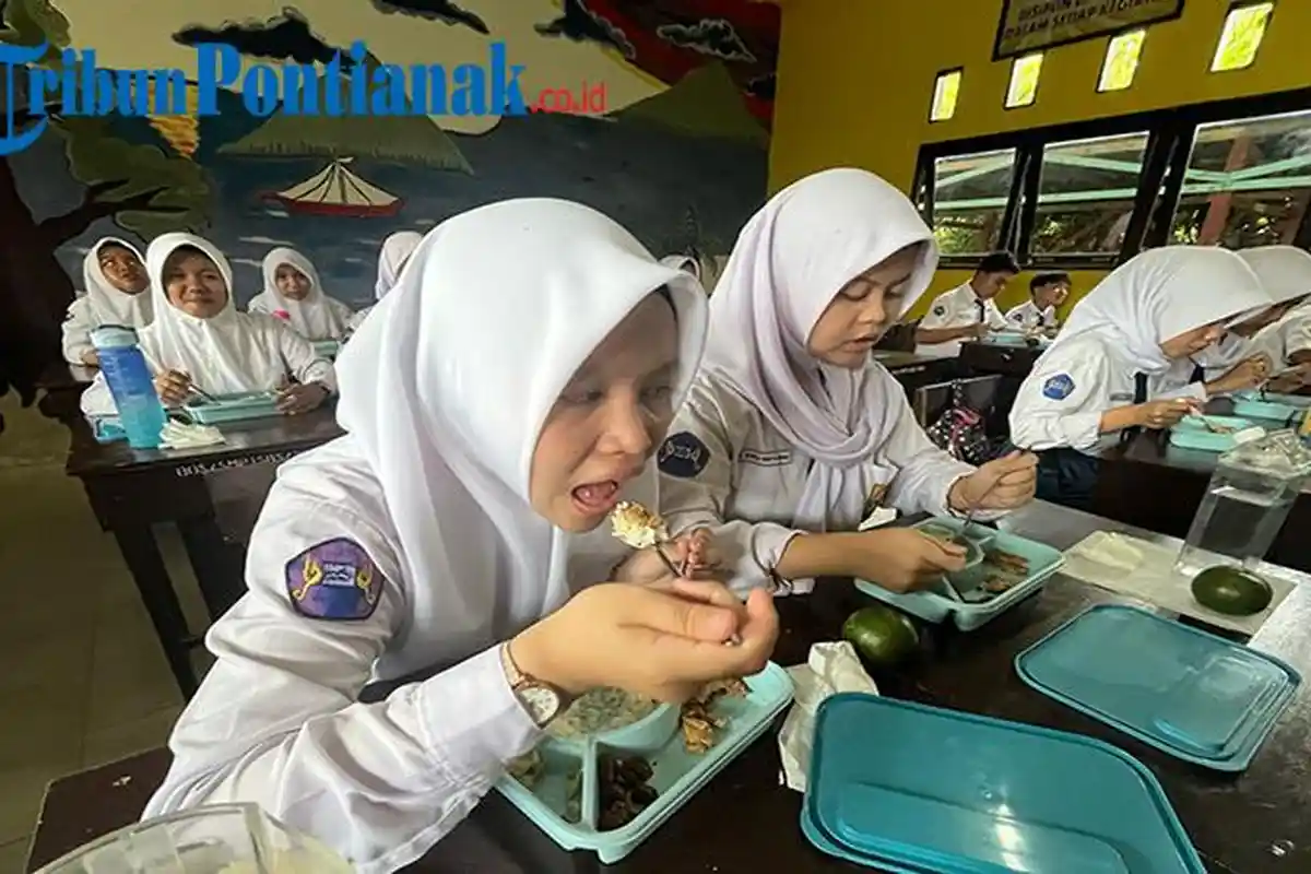 Sebanyak 668 Siswa SMPN 1 Sambas Mendapat Makan Bergizi Gratis