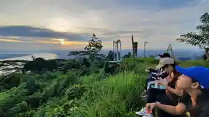 tiga-sekawan-warga-samarinda-berolahraga-dengan-menaiki-bukit-steling-melalui-p.jpg