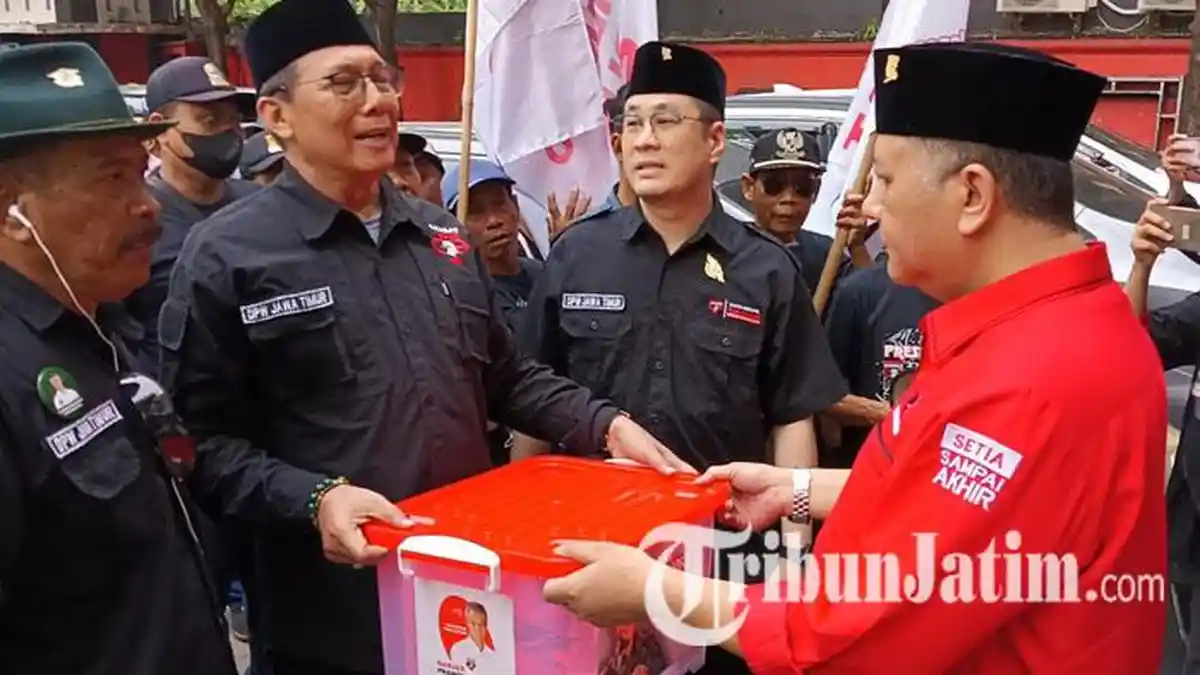 Datangi Kantor PDI Perjuangan Jatim, Relawan Ganjar Pranowo Setor Ribuan Salinan KTP