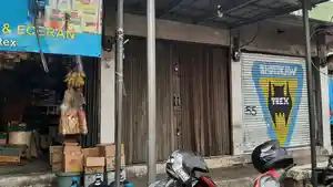 Toko-tempat-Imam-Masykur-bekerja-kondisi-toko-tengah-ditutup-dengan-dua-buah-gembok.jpg