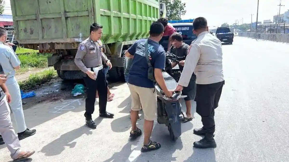 2 Motor Tabrak Truk Sehari, 1 Orang Tewas, Polres Kampar Ingatkan Sanksi Parkir di Bahu Jalan 