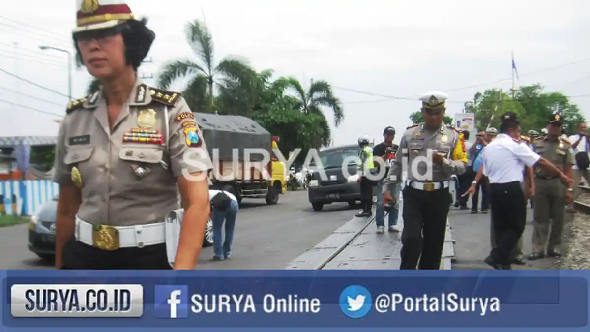 Saat Hujan, 15 Motor Terjungkal di Perlintasan Double Track Lamongan
