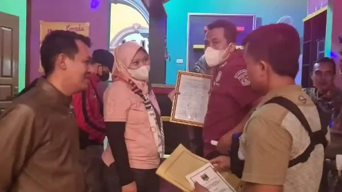 Satpol PP dan DPMPTSP Lampung Tengah Razia Karaoke Tak Berizin di Lampung Tengah