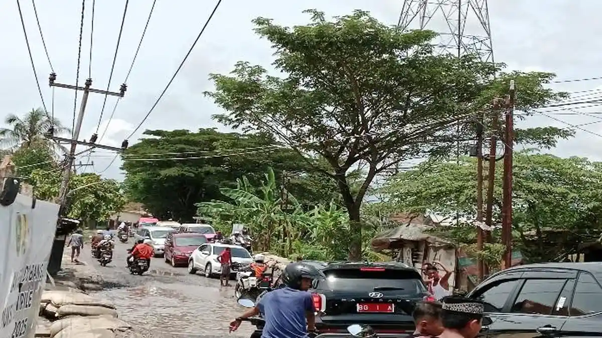 Jalan Lettu Karim Kadir Palembang Kembali Tergenang, Warga Gotong Royong Bantu Pengendara Melintas