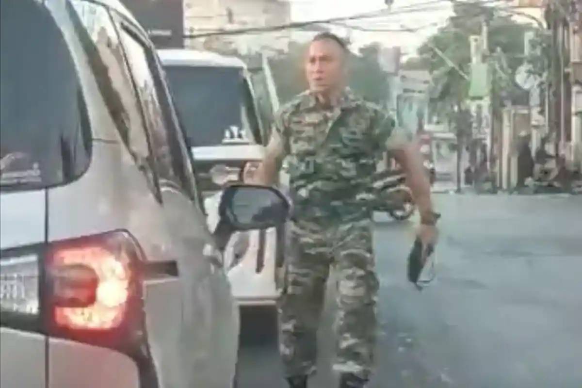 Merasa Mobilnya Dipepet, Prajurit TNI Bentak Pengemudi Sienta Sambil Bawa Sajam, Videonya Viral