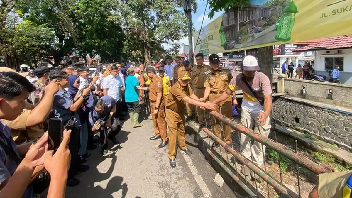 Wagub Jabar Ikut Bongkar Pagar-pagar Trotoar di Pasar Antri Baru Kota Cimahi
