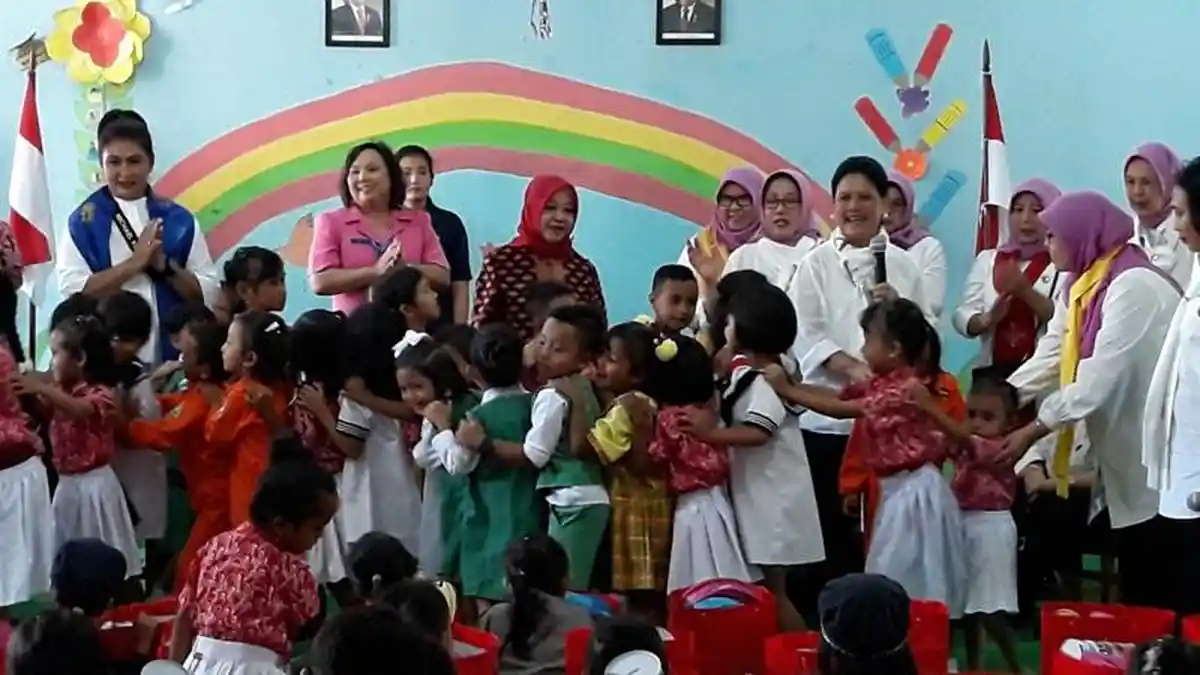 Ke PAUD Kasih Ibu, Iriana Bagikan Celengan