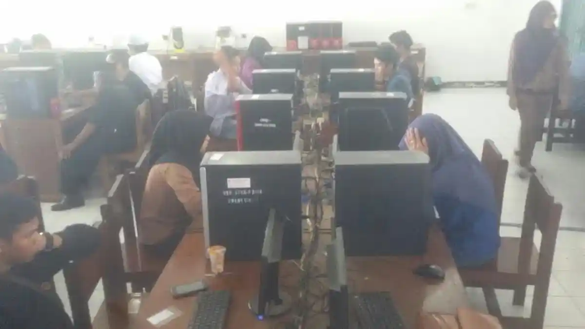 238 Warga Sinjai Ikut Ujian Paket C dan B, Peserta Tertua Berumur 50 Tahun