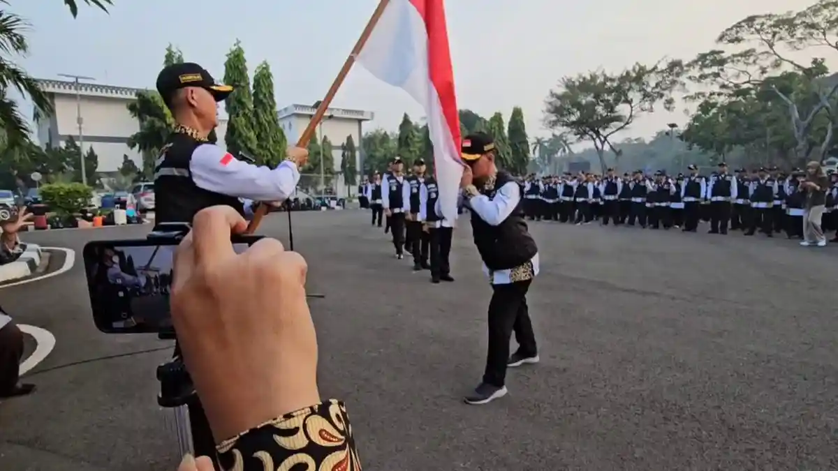Petugas Haji Cium Merah Putih Sebelum Berangkat ke Tanah Suci