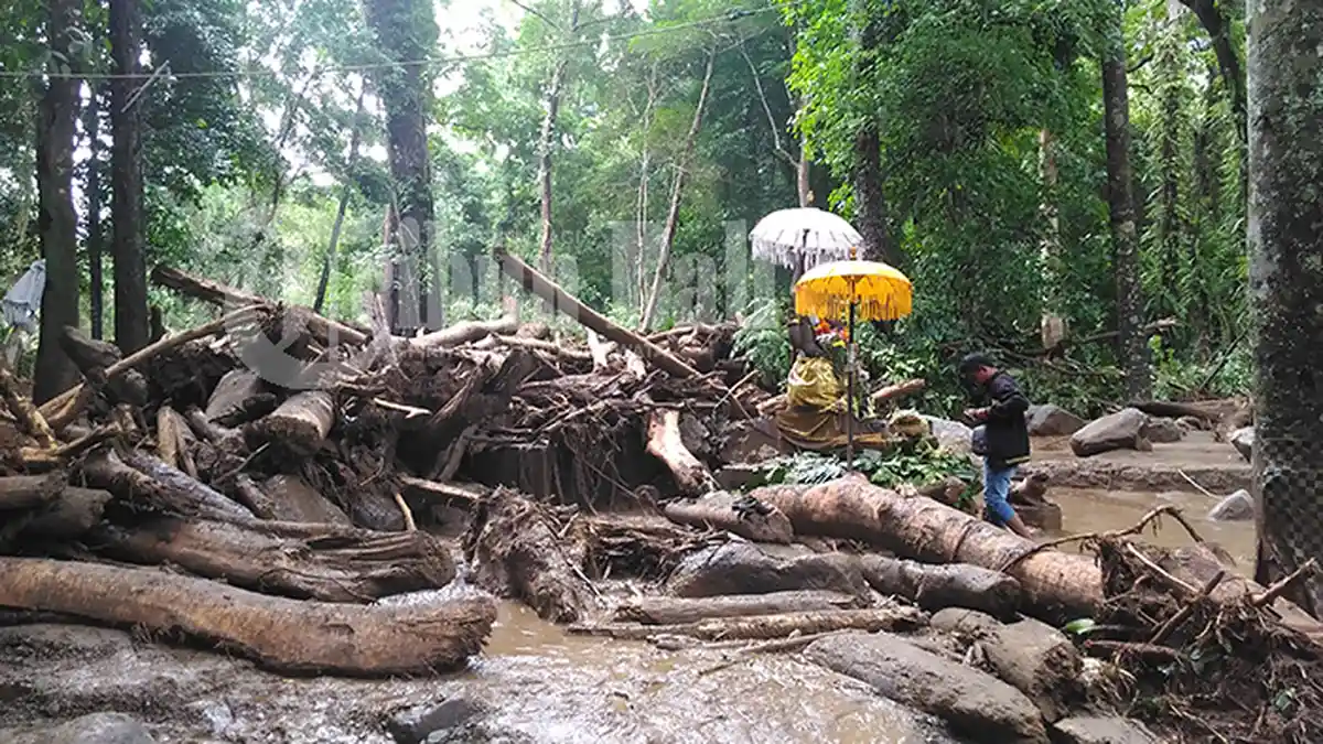 Pelinggih Surya dan Patung Ganesha di Desa Banyupoh Selamat Dari Banjir Bandang