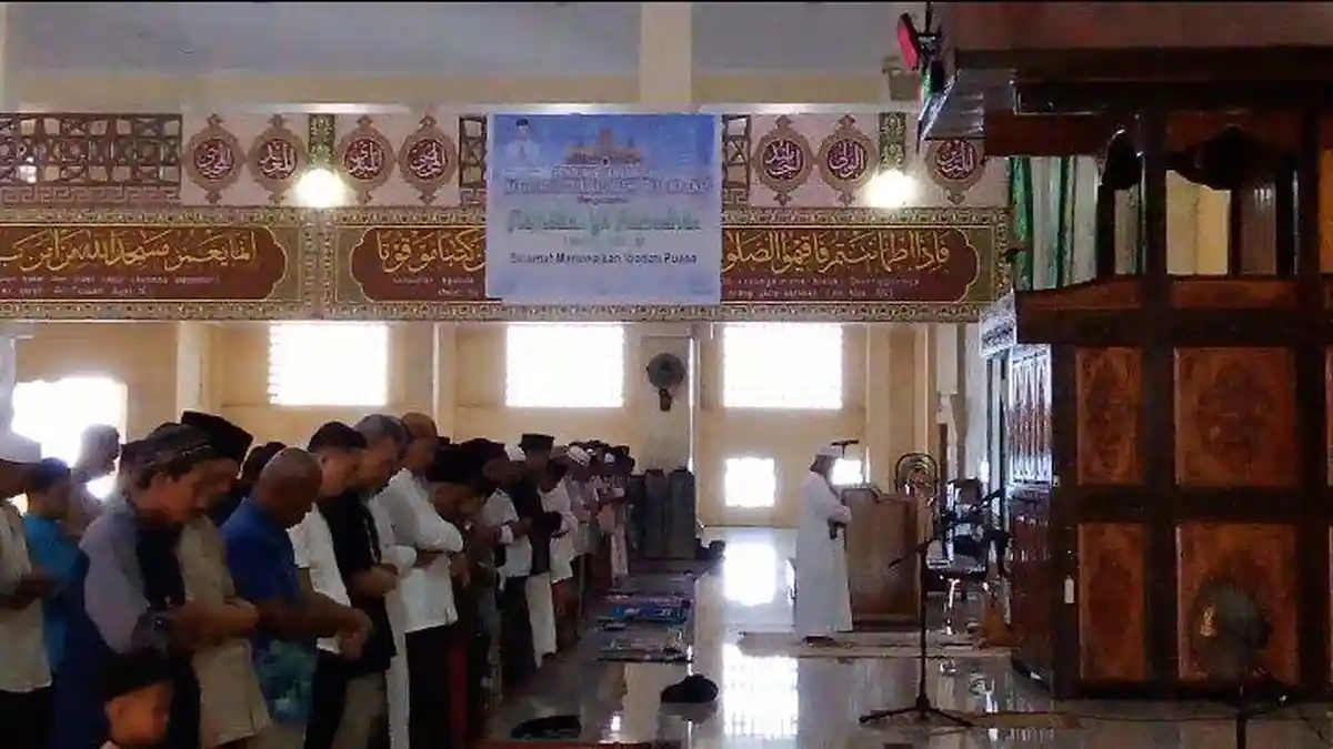 Puluhan Warga Majene Salat Kusuf Gerhana Matahari Hibrida